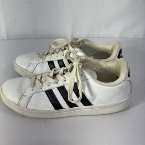 🍴 Adidas, black and white vegan sneakers